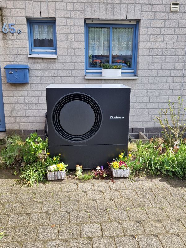 Galerie mit installierten Wärmepumpen außen und innen an Ein- und Mehrfamilienhäusern sowie in Gewerbe- und Technikräumen.