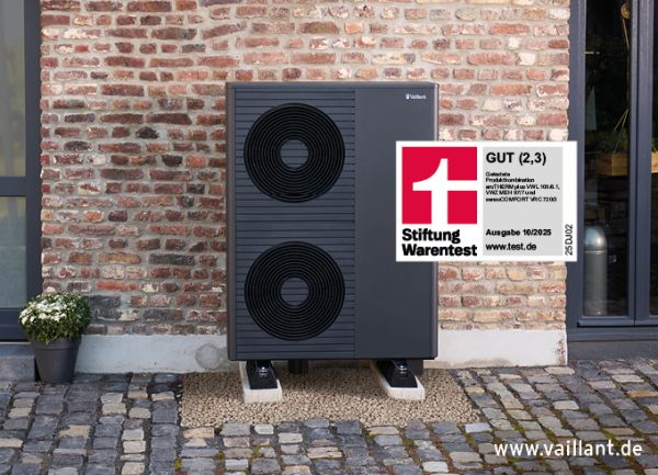 Galerie mit installierten Wärmepumpen außen und innen an Ein- und Mehrfamilienhäusern sowie in Gewerbe- und Technikräumen.